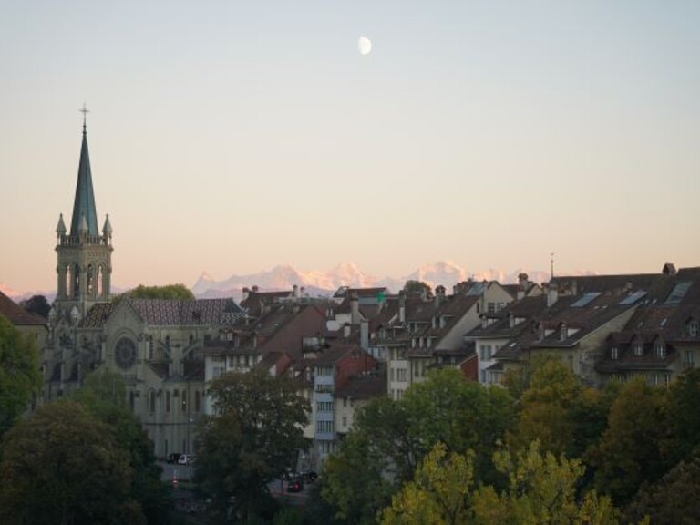 …スイスは科学技術立国という顔も持つ。ジュネーブ近郊には素粒子物理学の分野で世界最大規模の欧州原子核研究機構(CERN)がある。スイス連邦工科大学チューリヒ校や同ローザンヌ校は教育や研究の質の高さにおいて世界に名を知られる。…テキスト・画像共に日経クロステック 特集「知られざるスイステック」より