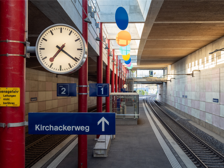 In 1953, Hans Hilfiker designed the red puck-shaped second hand, reminiscent of a stationmaster's baton, which could be read even from a distance. — © JoachimKohler-HB - Own work, CC BY-SA 4.0 / Wikimedia Commons