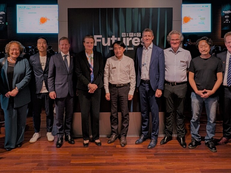 State Secretary for Education, Research and Innovation Martina Hirayama (center left) and Ambassador Roger Dubach join speakers, WIRED Japan Editor-in-Chief Michiaki Matsushima, and the Swiss delegation for a commemorative photo after the session.