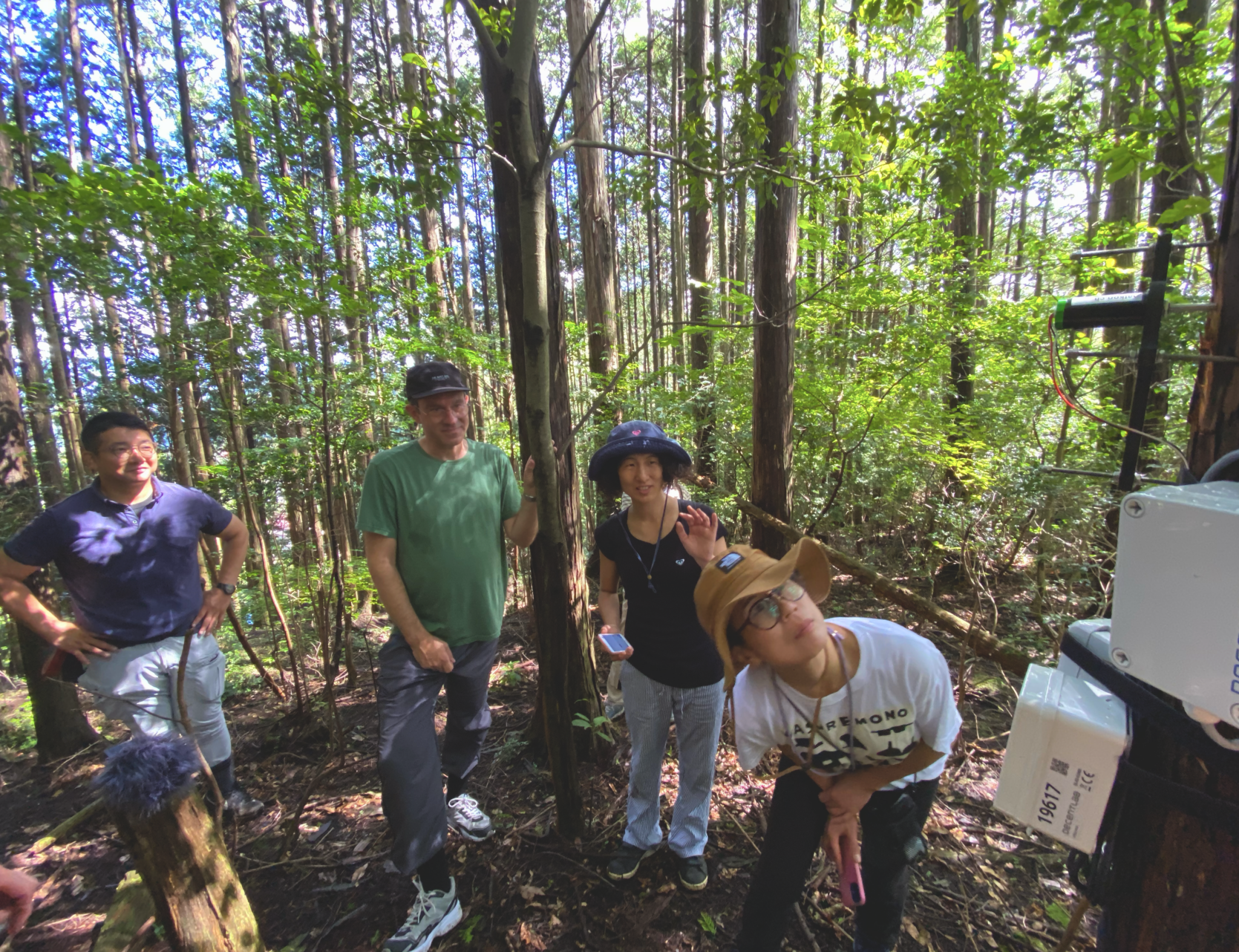 奈良の森にて。マルクス・メーダーとプロジェクトの協力者たち。