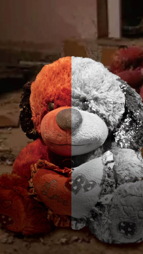 イラクで破壊された住居に置き去りにされたテディベア