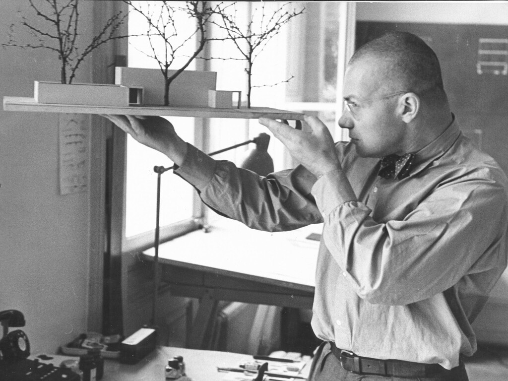 Max Bill with the model of the Swiss Pavilion of the Venice Biennale (1948), Ernst Scheidegger, max bill / pro litteris