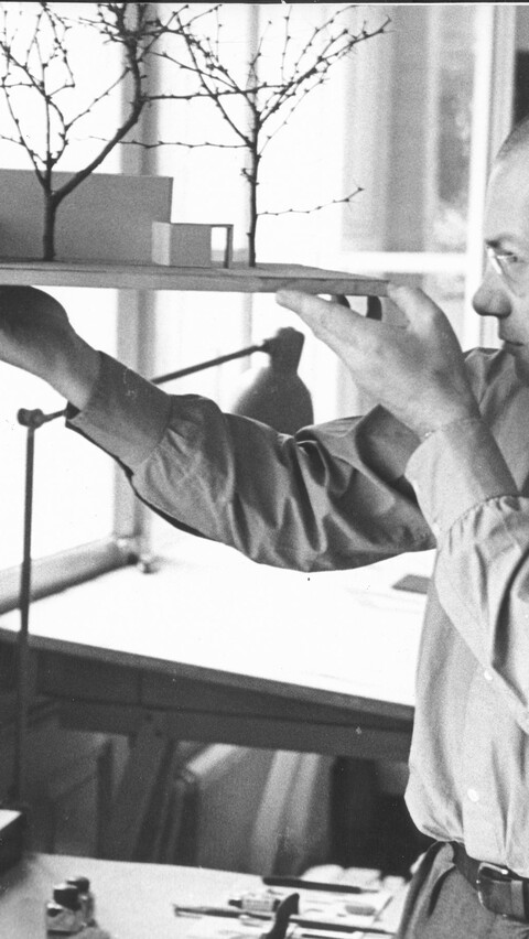 Max Bill with the model of the Swiss Pavilion of the Venice Biennale (1948), Ernst Scheidegger, max bill / pro litteris